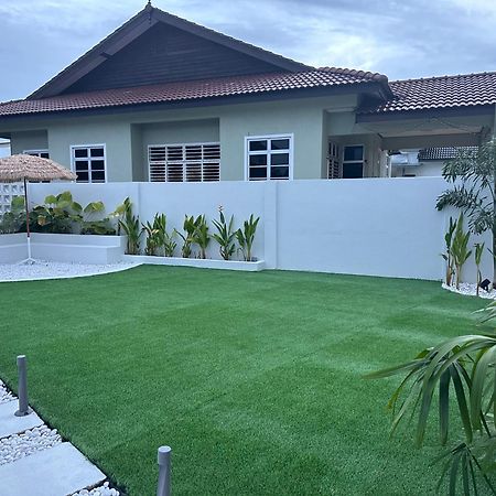 Home In Terengganu With Private Pool Kuala Terengganu Exteriör bild